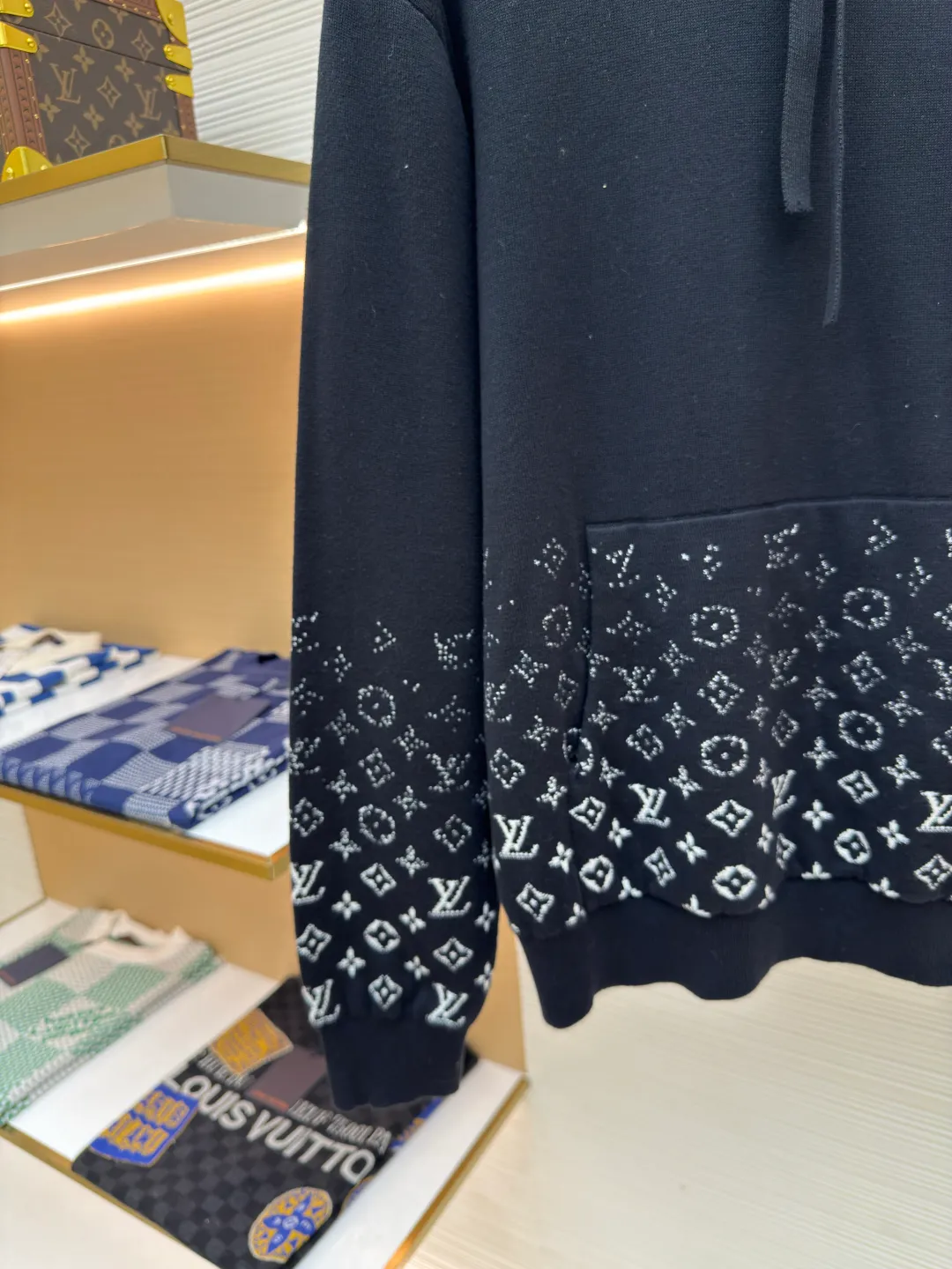 LOUIS VUITTON Gradient presbyopic woolen hoodie ●Authentic product: Purchased and developed for 12500 ●Item number: 1680492-B40 ●Fabric: combed cotton fabric ●Technology: Gradient woolen fabric ●Version: Fitted version ●Weight: about 770 grams ●Size: XS-S-M-L ●Description: The yarn is made of 2/32 100% combed cotton, woven on a Shima Seiki horizontal machine imported from Japan. The colors are dyed as they are. In order to replicate the Y version 100% of the size, number and gradient of each color, it is difficult for weavers to disassemble and restore the pattern. It is quite large. Even if the code is slightly loose, the gradient effect cannot be achieved by hand. It is very difficult to start the pattern. The fabric piece is prone to holes and defective products. The front pocket fabric piece is hand-sewn with a needle to restore the flower positioning. The sewing plate is artificially stitched with a disc. The edge is manually picked and trimmed. Special lotion is added in the back to make the feel closer to the original. The overall wiring is straight and delicate, the fabric is comfortable and soft, and the color is consistent without color difference. It can be matched with the same style to create a fashionable look and control various occasions. Customized accessories, complete with three standards, same style for men and women!